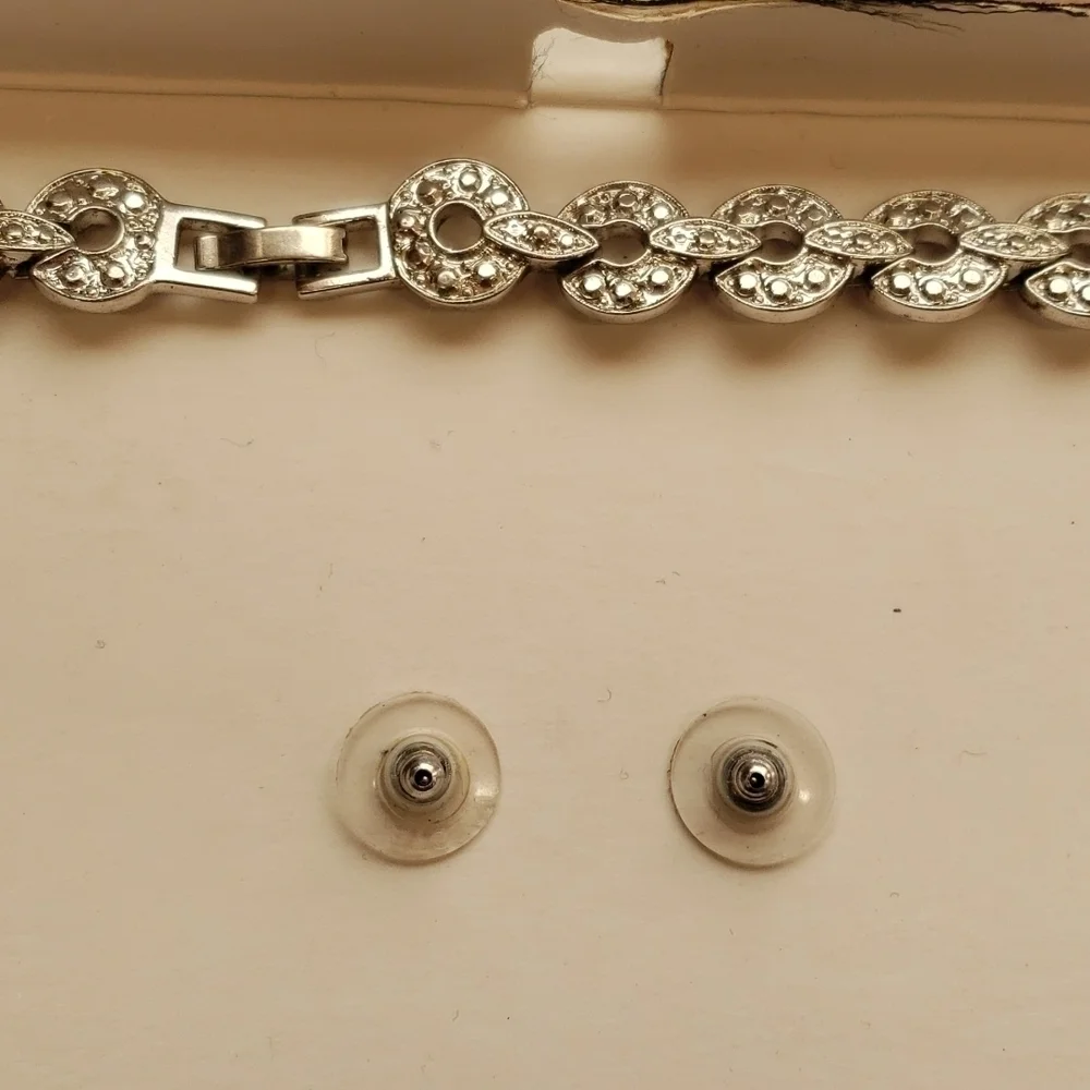𝅺TARA Vanessa round link set necklace and post earrings. - Picture 4 of 4